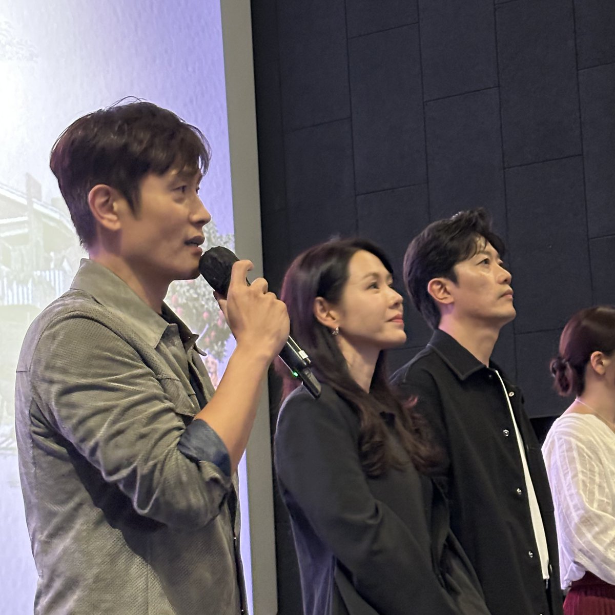 CJENMMOVIE's tweet photo. 개봉 전 압도적 예매율 1위 등극‼️
전 세계가 기다려온 박찬욱 감독 신작
#어쩔수가없다 드디어 개봉!

관객 여러분의 열화와 같은 성원에 힘입어
첫 무대인사 무사히🕺 감사히🥹 성료❣️

이번 주말 무대인사에서 또 만나요!
<어쩔수가없다> 극장에서 #절찬상영중🌳⚠️ https://t.co/z8d3T1yhO1