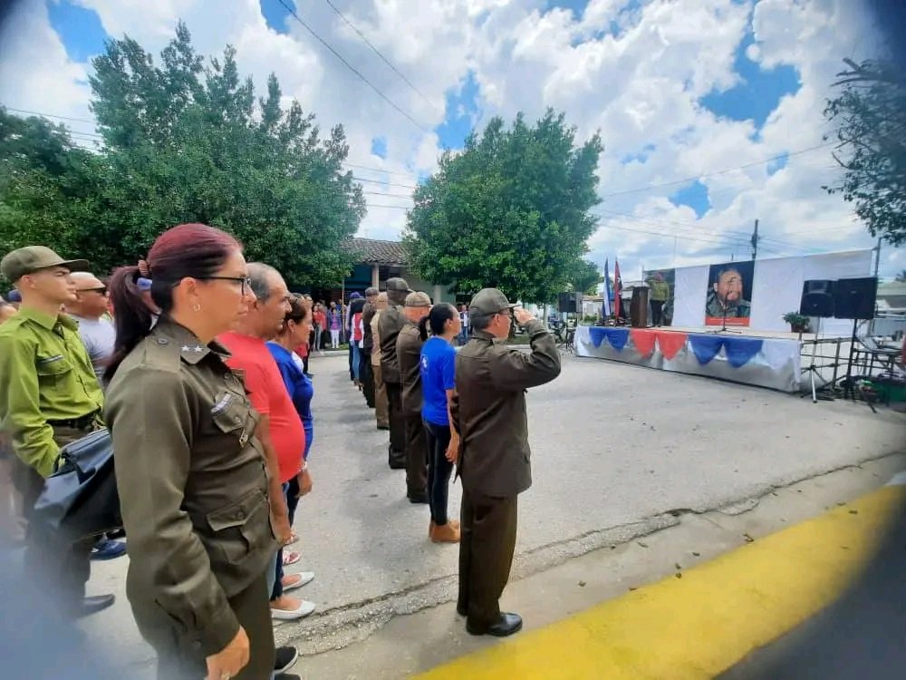 Hoy en Camajuaní nos unimos al pueblo para recordar y honrar al Capitán Leonel Mesa Rodríguez. Su valentía y entrega al deber, hasta el último aliento, nos inspiran y nos conmueven profundamente. Su legado vive en cada uno de nosotros. #CubaHonra #VillaClaraConTodos 🇨🇺