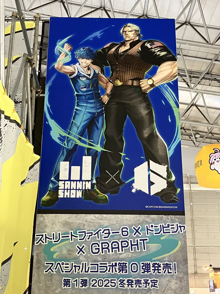 TeamGRAPHT's tweet photo. 【TGS】GRAPHT展示ブース

『ストリートファイター 6×ドンピシャ×GRAPHT』

描き下ろしアートの巨大パネル登場💪
 
ドンピシャさんのサインも…⁈
ぜひ見に来てください📷✨

物販ブースではTシャツ、トラベルビッグステッカーを販売してます！
Tシャツには特典アクキーつき✨

👜物販ブース：hall10-W27 🎮展示ブース：hall09-C27

@StreetFighterJA
@DONPISHA22
#GRAPHTブースTGS2025 #TGS2025 #スト6 #ガイル #ドンピシャ #GRAPHT