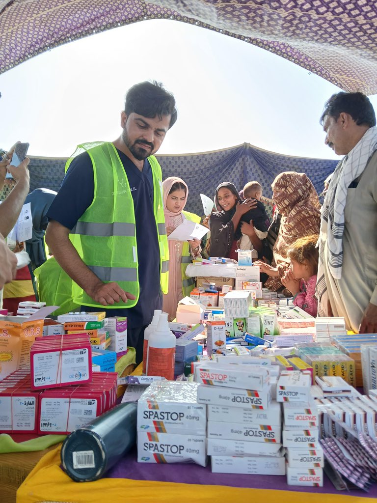 fushwelfare's tweet photo. 🌊 Punjab Flood Relief 2025 FUSH Welfare proudly joined hands with ZASH Trust &amp; Davis Pharma to deliver urgent care in Jalalpur Peerwala &amp; Ahmed Pur Sial.
🩺 1,090+ patients treated | Free meds &amp; consults Hope, dignity &amp; healing  together. 💙 #FloodRelief #Pakistan https://t.co/fPuwGr4mxJ