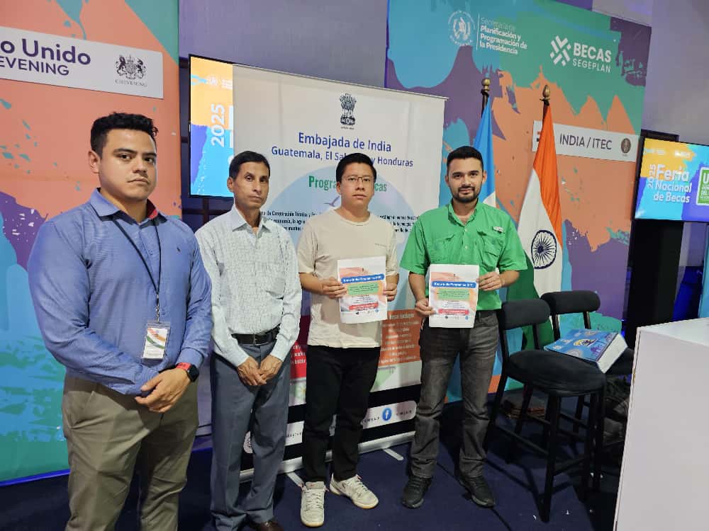 IndiaInGuate's tweet image. Information about the #KnowIndiaProgramme and #ViksitBharat2047 was also shared at the scholarship fair attended by several students, sparking curiosity and enthusiasm to learn more about India’s culture, heritage and development journey. 🇮🇳🇬🇹