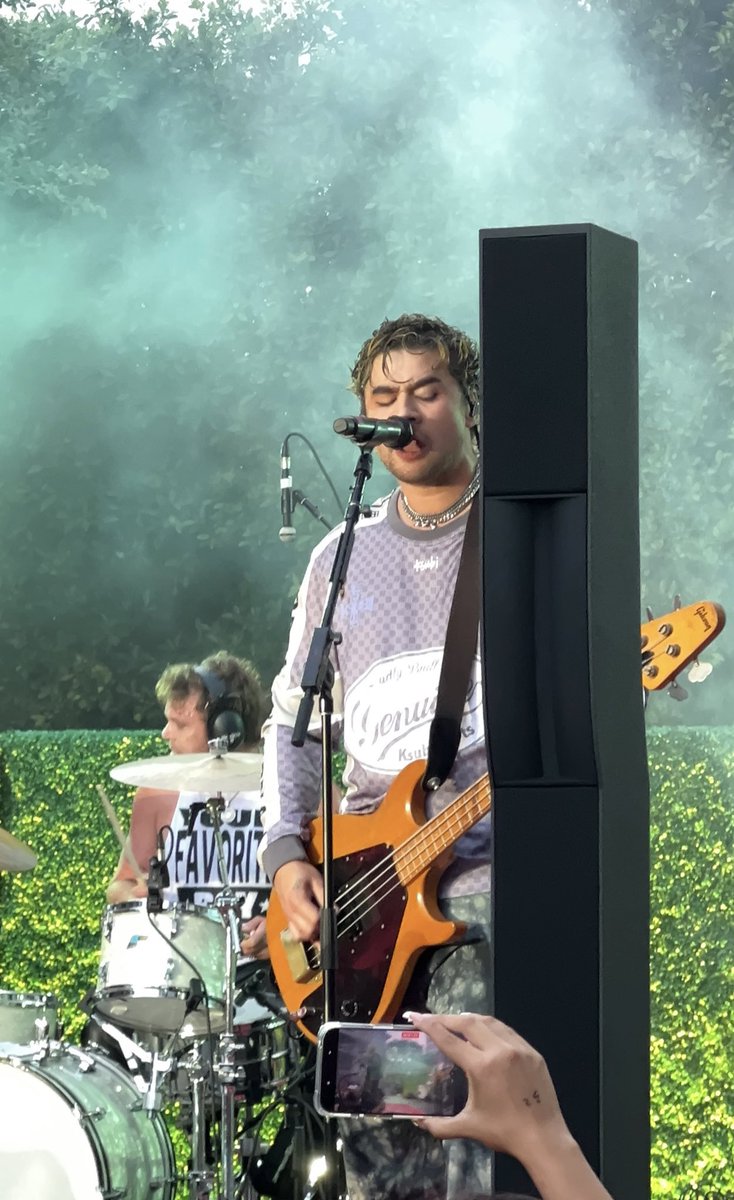 5SOST0URUPDATES's tweet image. Calum on stage tonight via yisingkao! #5SOSStarHollywood