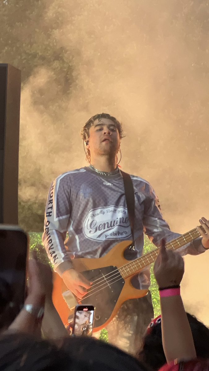 5SOST0URUPDATES's tweet image. Calum on stage tonight via yisingkao! #5SOSStarHollywood