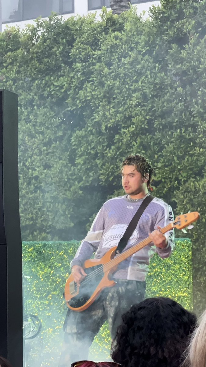 5SOST0URUPDATES's tweet image. Calum on stage tonight via yisingkao! #5SOSStarHollywood