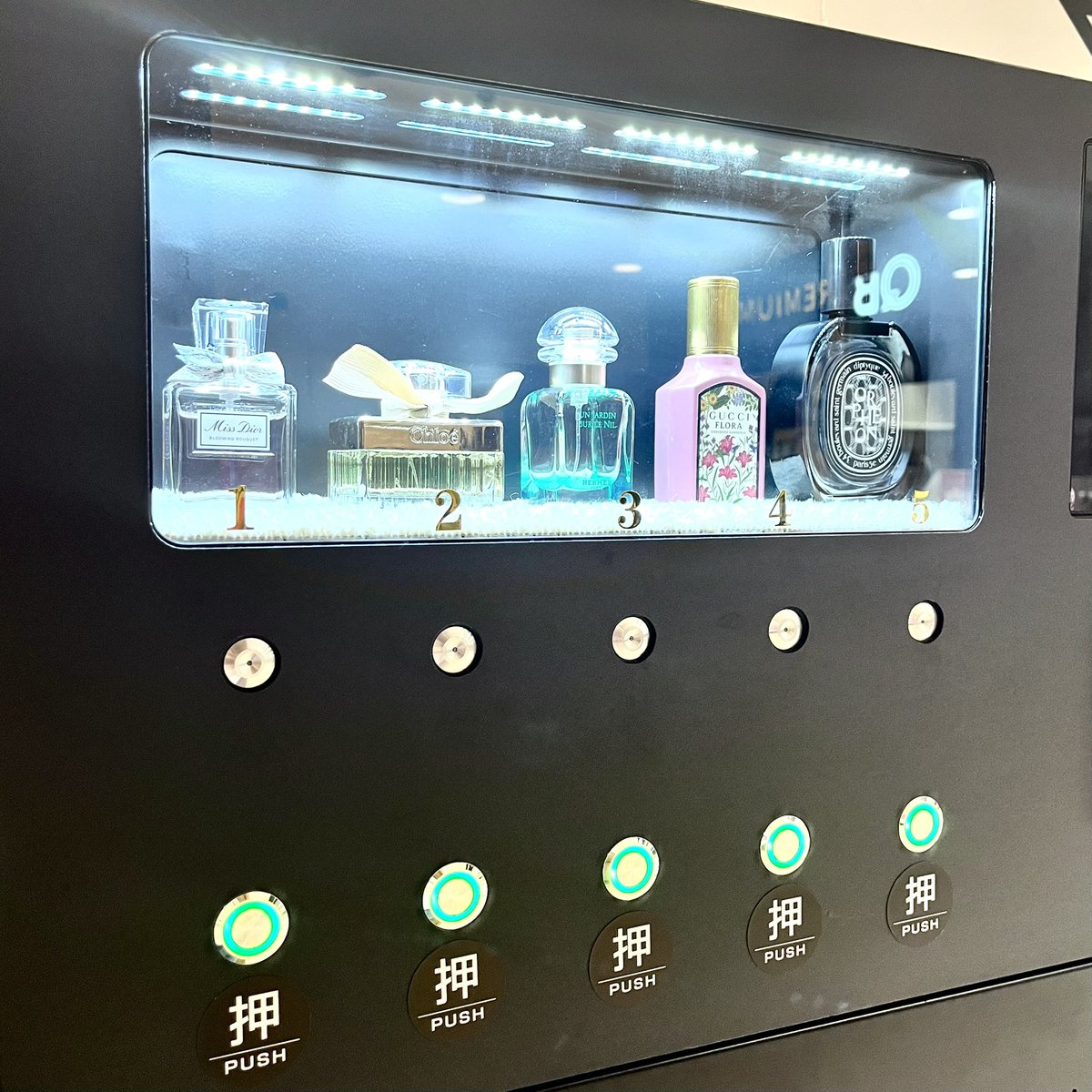 MAGNETにワンプッシュで試せる香水自販機が登場✨️ 香水を忘れて