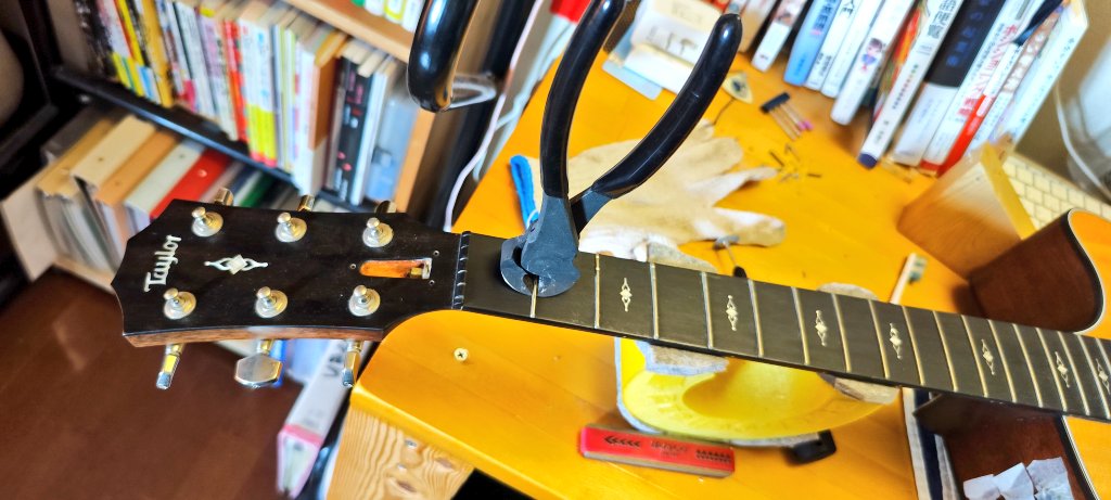 mune_mcs's tweet image. 仕事が空いている合間にギターのメンテしてる。
これはフレット打ち直しって言って 昔仲良くしてもらった 楽器屋さんのおじさんに教えてもらった技術。
外注すると4万円ぐらいしちゃうからずっと感謝してる。
#ギターメンテ
#フレット交換