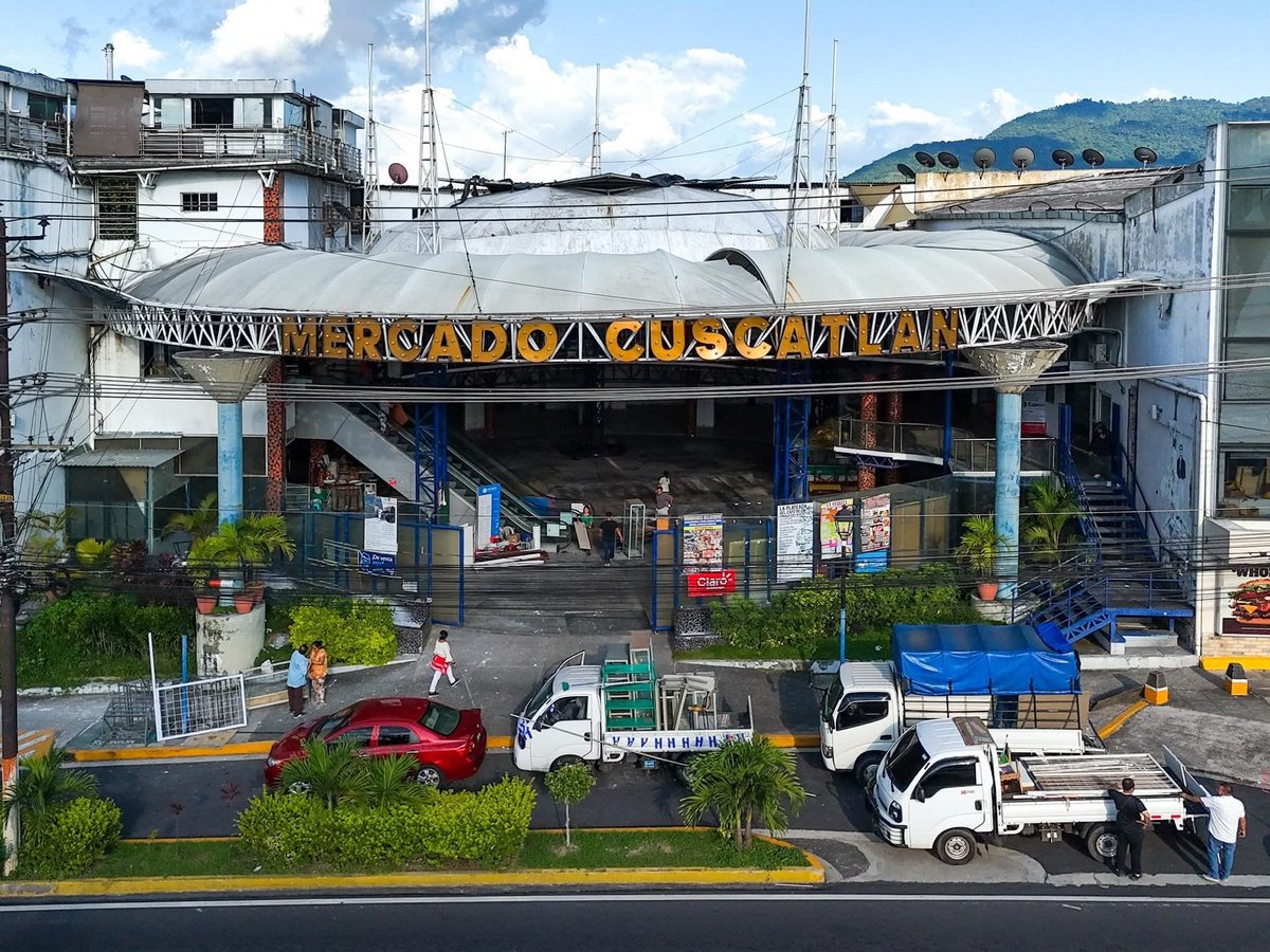 Este mercado tiene poco de haberse inaugurado, pero ellos mismos lo dejaron caer en abandono. Hoy quieren venir a plantear que lo están remodelando. Date pajas Pepito.