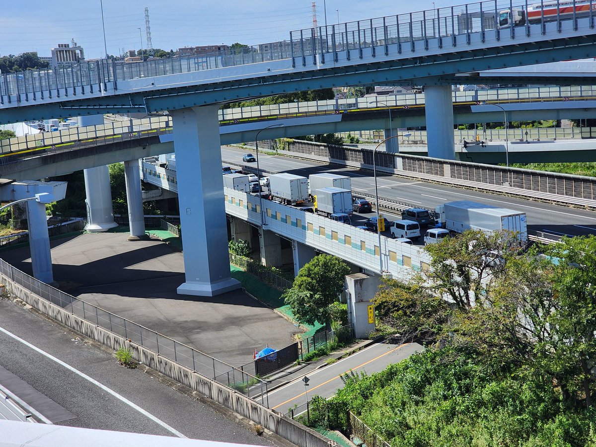 事故渋でなかなかなか
本線に合流出来ない🥺

通過に80分は辛いぞ
仕事終わって帰るだけなのに

#横浜青葉JCT