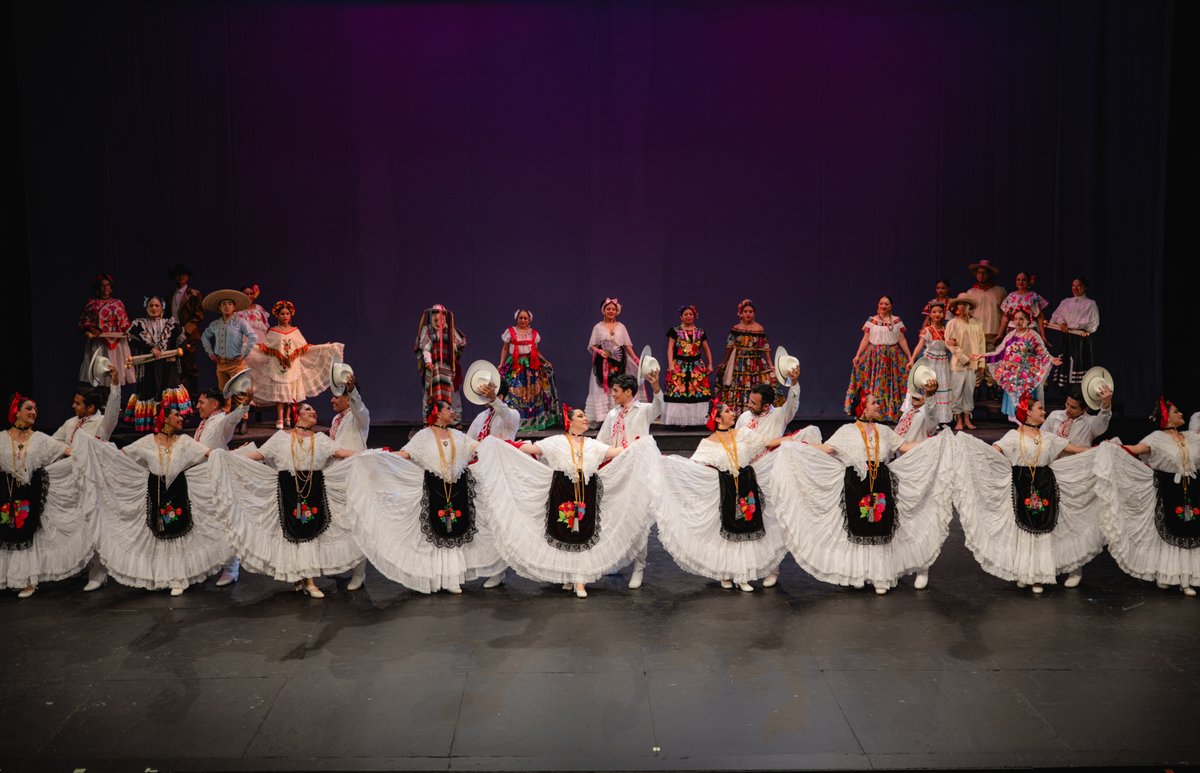 📷📷 En el marco del 137 aniversario de la Editora de Gobierno y del Día del Tipógrafo, rendimos homenaje a las y los trabajadores con más de 25 años de servicio, cuya entrega y constancia han sido pilares en la construcción de nuestra historia editorial.
#PorAmorAVeracruz