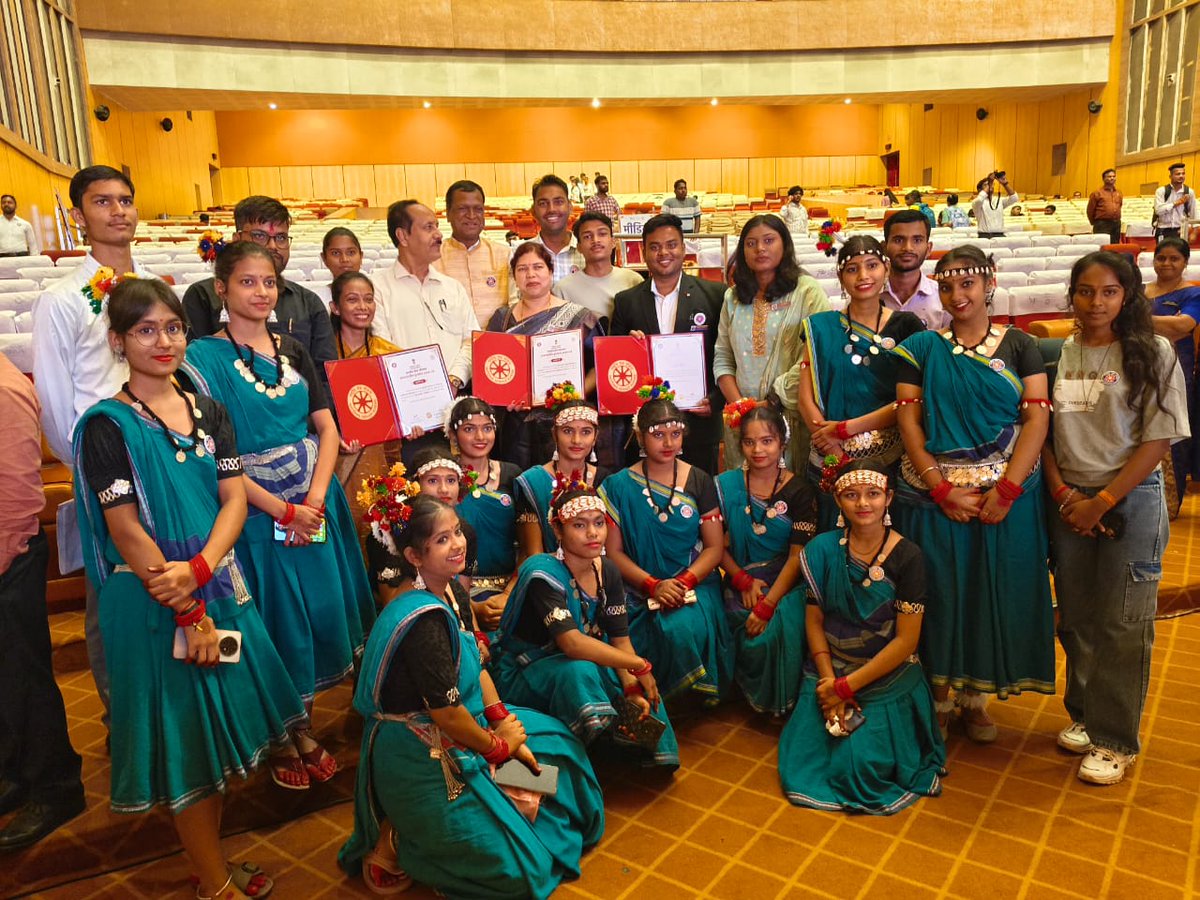 छत्तीसगढ़ राज्य स्तरीय  NSS पुरस्कार वितरण समारोह के अवसर पर मा.मुख्यमंत्री <a href="/vishnudsai/">Vishnu Deo Sai</a> जी के द्वारा सुश्री मोना केवट को सर्वश्रेष्ठ कार्यक्रम अधिकारी का पुरस्कार  प्राप्त हुआ,बधाई एवं शुभकामनाएं 💐

<a href="/YASMinistry/">YAS Ministry</a> <a href="/PMOIndia/">PMO India</a> 
<a href="/mansukhmandviya/">Dr Mansukh Mandaviya</a> <a href="/_NSSIndia/">NSS India</a> 
<a href="/pallavigovil/">Pallavi Jain Govil</a> <a href="/NSSRDBhopal/">NSS Regional Dte. MP & CG</a>