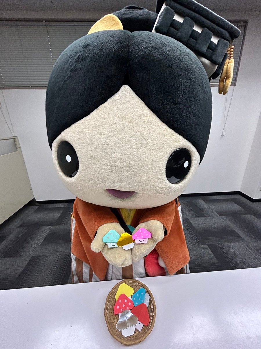 naramachiko0208's tweet image. キノコ狩りに行ったらカラフルなキノコちゃんたちに出会えたんだよ🍄😆

#ならまちこ #マスオグループ #ゆるキャラ