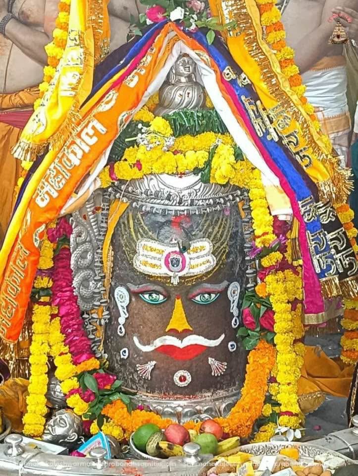 ॐजय श्री बाबा महाकाल जीं,ॐ नमःपार्वती पतये,हर हर महादेव,ऊँ नम: शिवाय:आपका दिन शुभ, मंगलमय व कल्याणकारी हो🙏🙏
श्री महाकालेश्वर भगवान के ज्योतिर्लिंग रूप के उज्जैन से आज का दिव्य भस्म आरती श्रृंगार दर्शन,25/09/2025 गुरुवार, आश्विन मास, शुक्ल पक्ष 04(चतुर्थी तिथि) विनायकी चतुर्थी