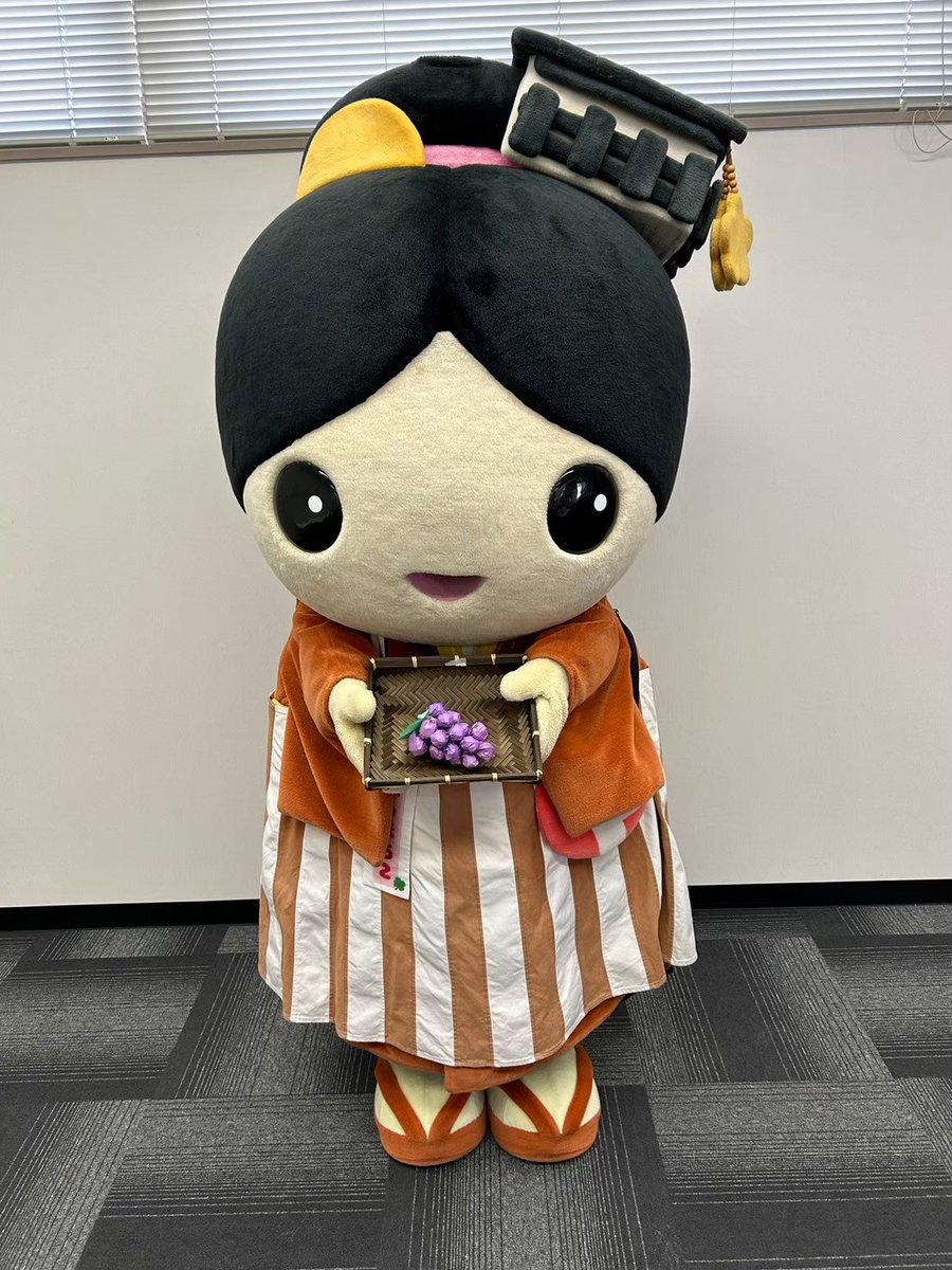 naramachiko0208's tweet image. ぶどう狩りをしたんだよ🍇
その場で食べられるから採れたて新鮮でとってもおいしいんだよ😋

#ならまちこ #マスオグループ #ゆるキャラ