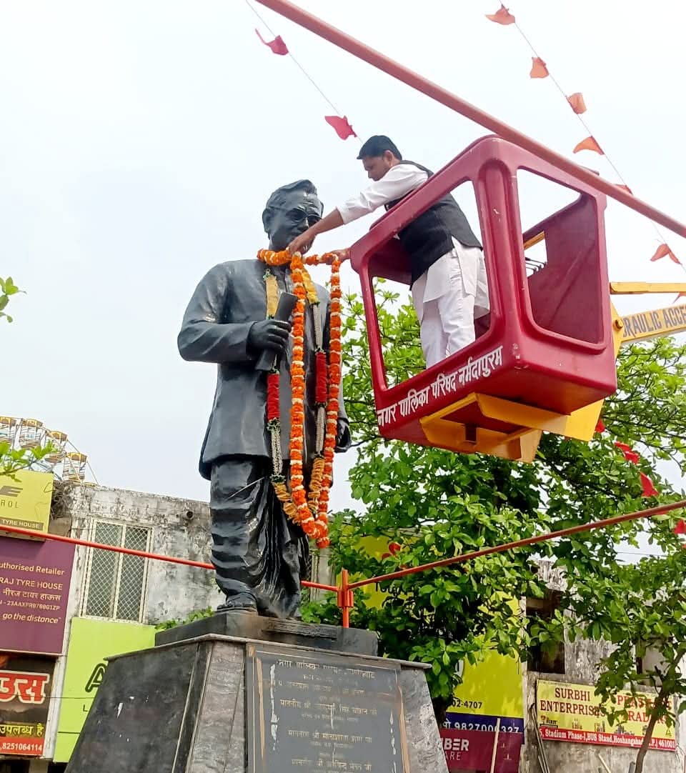 Manish Pardeshi (@manishp88892044) on Twitter photo एकात्म मानववाद एवं अंत्योदय के प्रणेता भारतीय जनता पार्टी के पितृपुरुष पं. दीनदयाल उपाध्याय जी की जन्मजयंती पर उनके चरणों में सादर नमन।
#दीनदयाल_उपाध्याय_जयंती एकात्म मानववाद एवं अंत्योदय के प्रणेता भारतीय जनता पार्टी के पितृपुरुष पं. दीनदयाल उपाध्याय जी की जन्मजयंती पर उनके चरणों में सादर नमन।
#दीनदयाल_उपाध्याय_जयंती