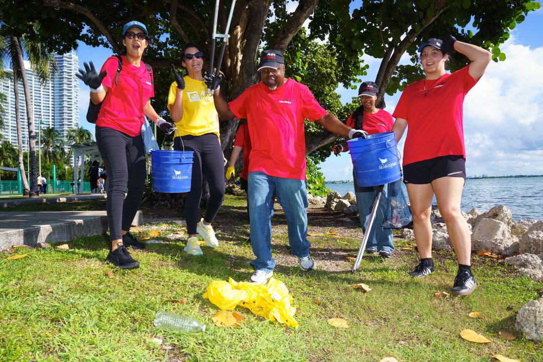EYEWORKSPRO's tweet photo. Cleaner parks, brighter Miami! 🌿 Volunteers join the environmental cleanup at Margaret Pace Park, organized by the Arsht Center.
Photo @EYEWORKSPRO 
#events #miami #photographer https://t.co/uVU7AS2NOK