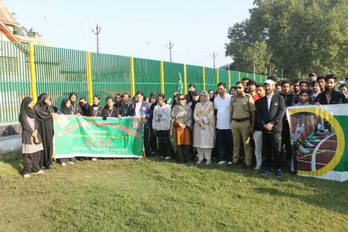 FatimaK6992408's tweet image. 🏃♂️ Unity in Motion! Islamia College Srinagar & Nowhatta Police held a ‘Unity Run’ to mark Sardar Vallabhbhai Patel’s 150th birth anniversary 📷150+ students & police ran together for harmony, fitness & national unity. #UnityRun #SardarPatel #IslamiaCollege #Kashmir #ShahRukhKhan