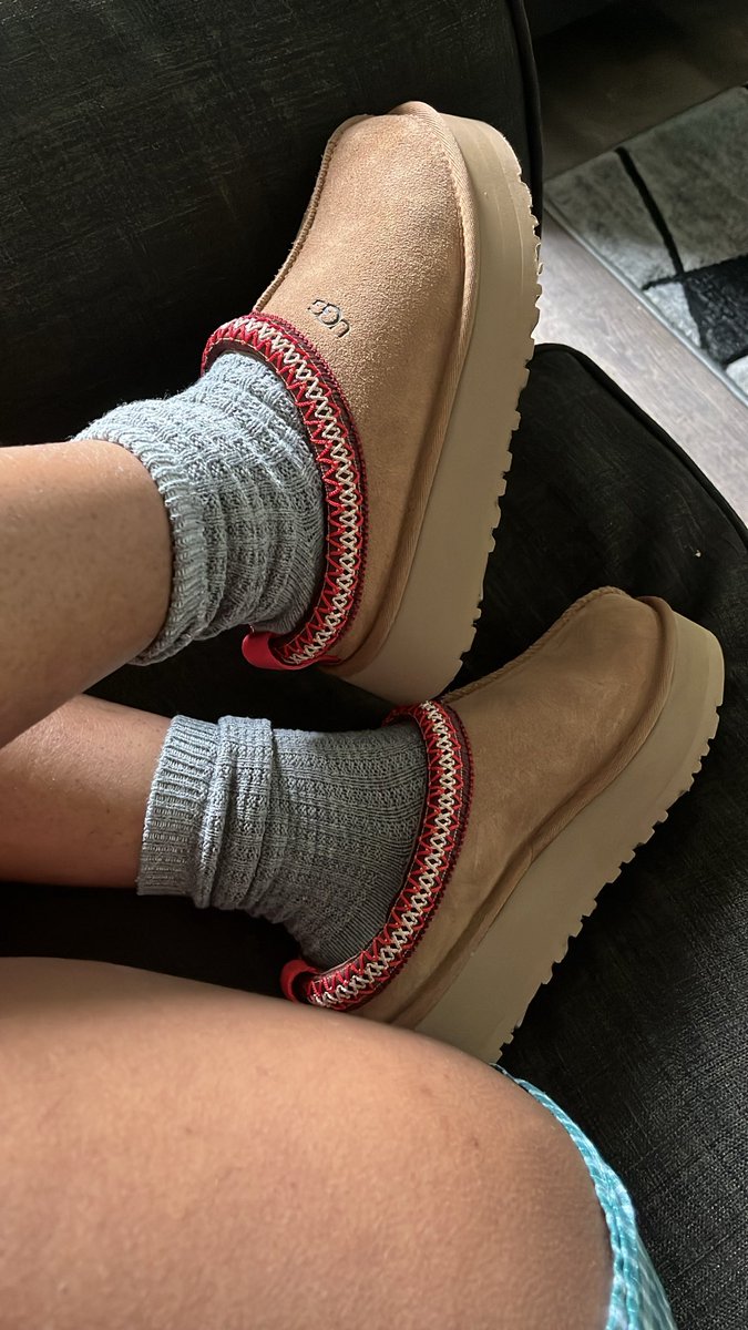 spoilprncss's tweet image. I don’t have to be barefoot to bankrupt simps like you… you love my UGGs 😇