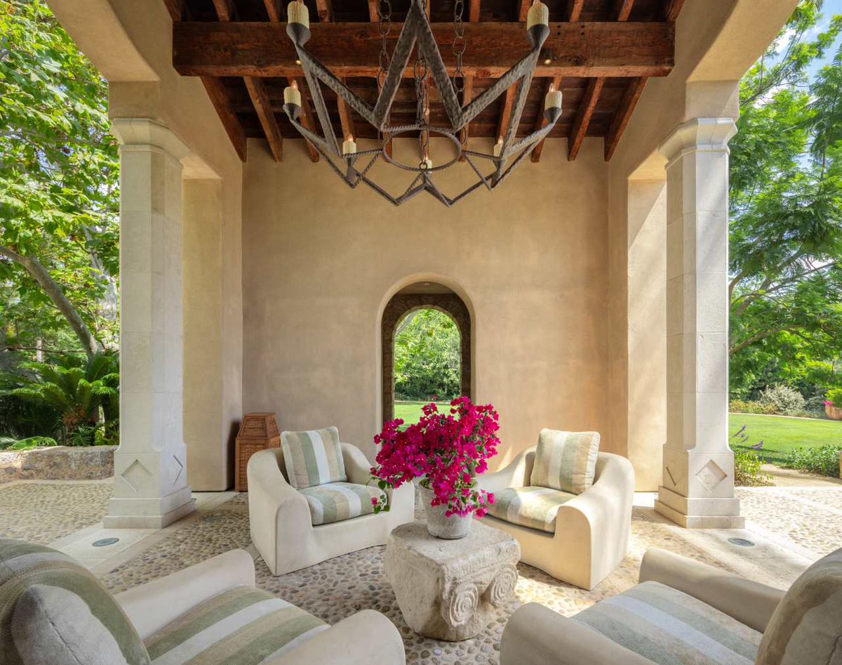 MansionGlobal's tweet image. You missed your chance to live like a baseball tycoon.
Financier Robert Beyer, a minority owner of the Milwaukee Brewers, has found a buyer for his Los Angeles home for $44 million, a significant discount from its original $75 million asking price. trib.al/NQMZ8iP