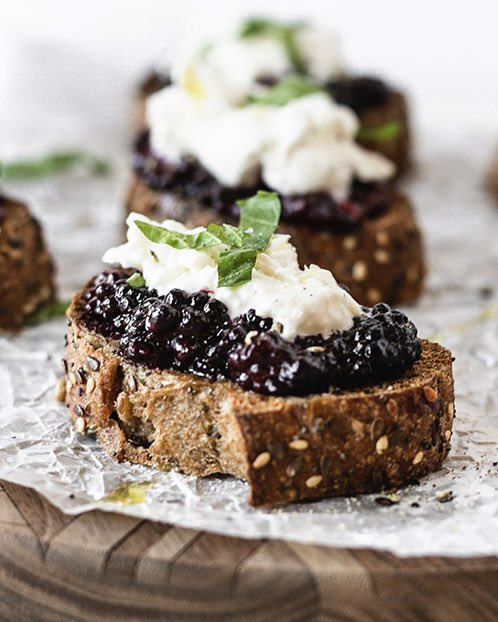 Roasted blackberries &amp; creamy burrata cheese are a delicious combination featured on this Balsamic Roasted Marionberry Bruschetta, recipe by <a href="/LivelyTable/">Lively Table</a> . It makes a great appetizer or a light dinner snack. 🥰

oregon-berries.com/recipe/balsami…

#oregonberries #marionberries #appetizers