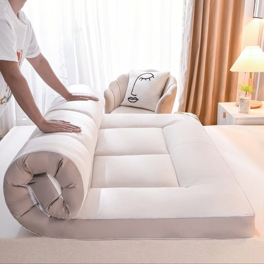 Topper ni memang game changer masa tidur. Letak je atas tilam, terus rasa macam baring atas awan 😆🤣 tebal, gebu &amp; super comfy!! 

🖇️: s.shopee.com.my/8UzoQ9Wqj5  

Serius, Tatami ni antara brand paling best I pernah try. Harga pun paling berbaloi setakat ni✨