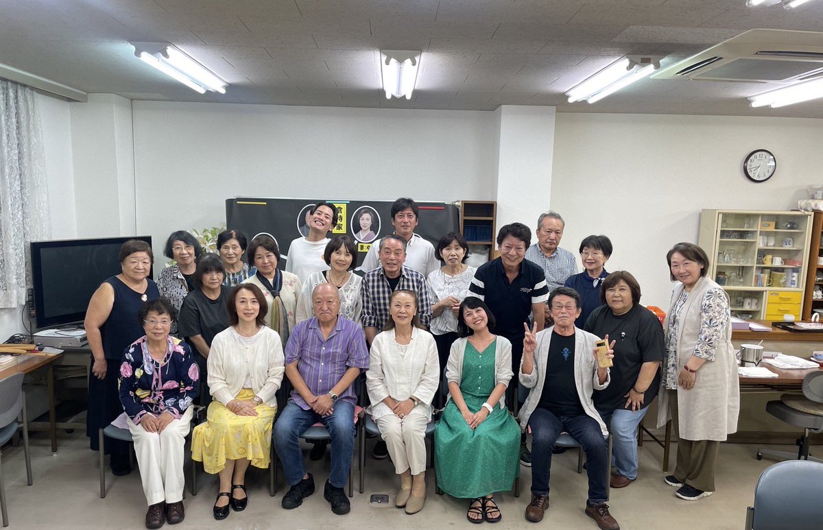 minoringo_go's tweet image. 9/23秋分の日は徳島市民劇場での例会でした!ロビーには可愛い足跡の装飾と相関図が…👞👞👞楽しく真剣にご観劇くださり嬉しかったです☺️
終演後には事務局で交流会も✨
会員の皆様と直接お話しすることができて嬉しい時間でした!!
ありがとうございました!