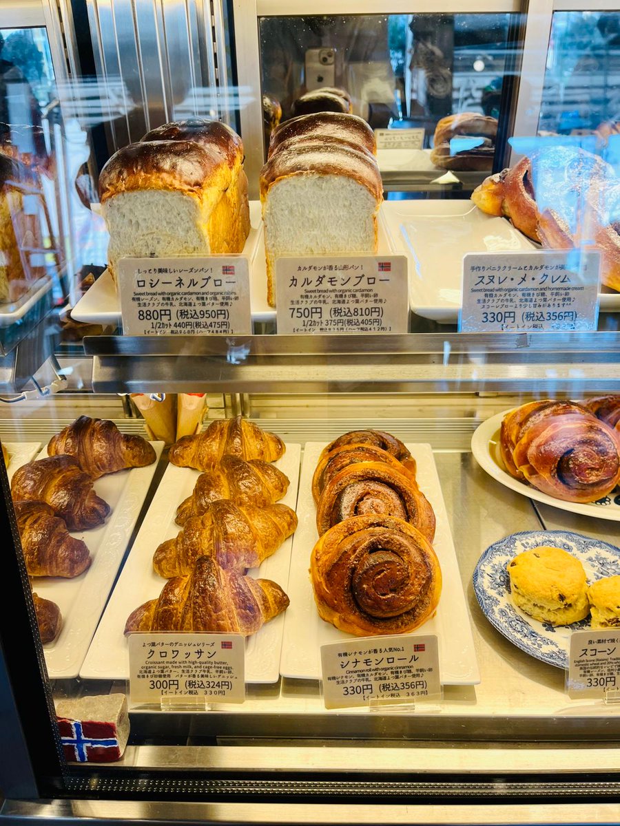 NorwayinJapan's tweet image. 日本に住むノルウェー人が恋しくなる🇳🇴食べものNo.1、それは、（たぶん）パン。シリアルや種入りのずっしりと重いパンやカルダモンのきいた菓子パンは故郷の味です🍞
静岡のシリケカフェでは、本場仕込みの素材にこだわった本格的な🇳🇴パンがいただけます🥨
🇳🇴関連イベントも👇
kirkekafebakeri.com