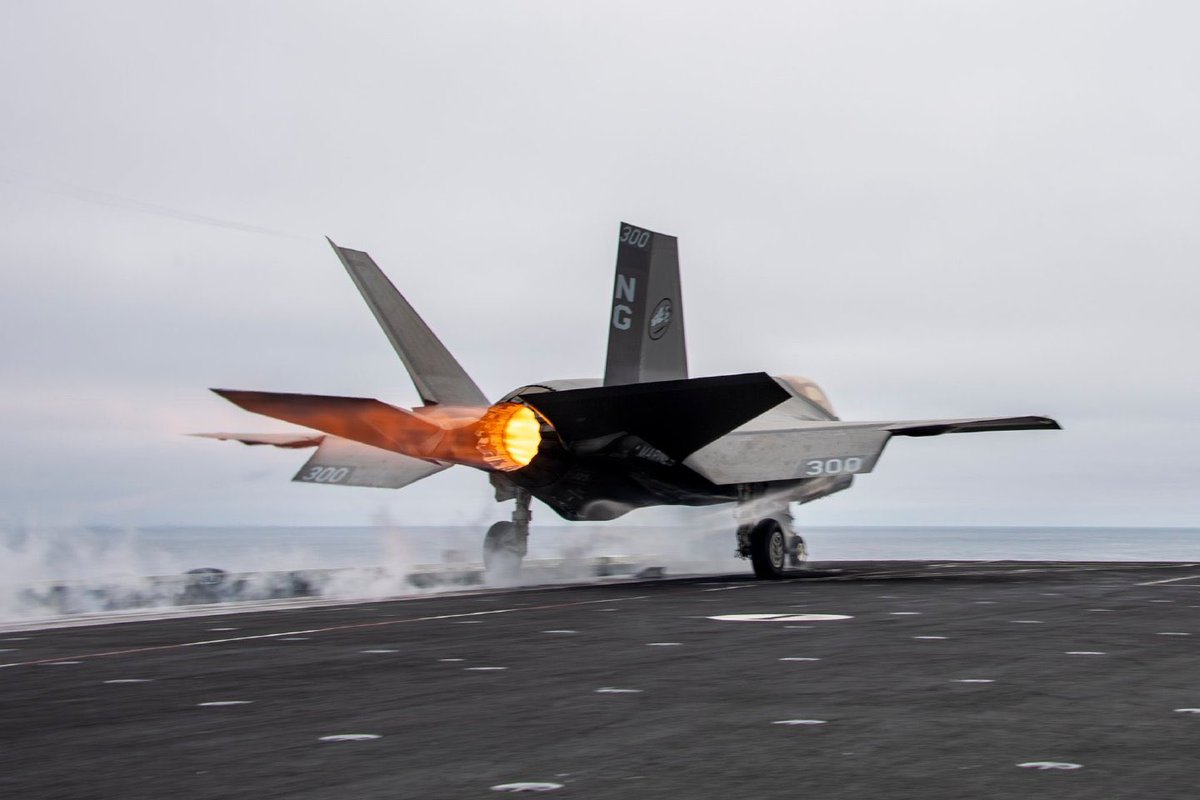 哟哟哟，看看美国弹射f35，不愧是军事大国，看着好高级，烟雾缭绕的🐶🐶🐶