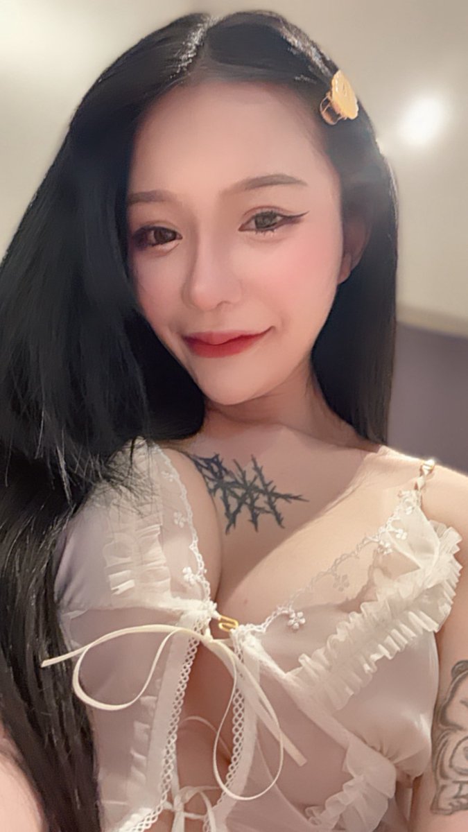 o2meowo's tweet photo. 這件超級小件  又懶得自己脫....要幫忙我的+1 

 #裏アカ女子 #えちえち #欲望 #フェチ #ランジェリー https://t.co/U0NG5V5DBn