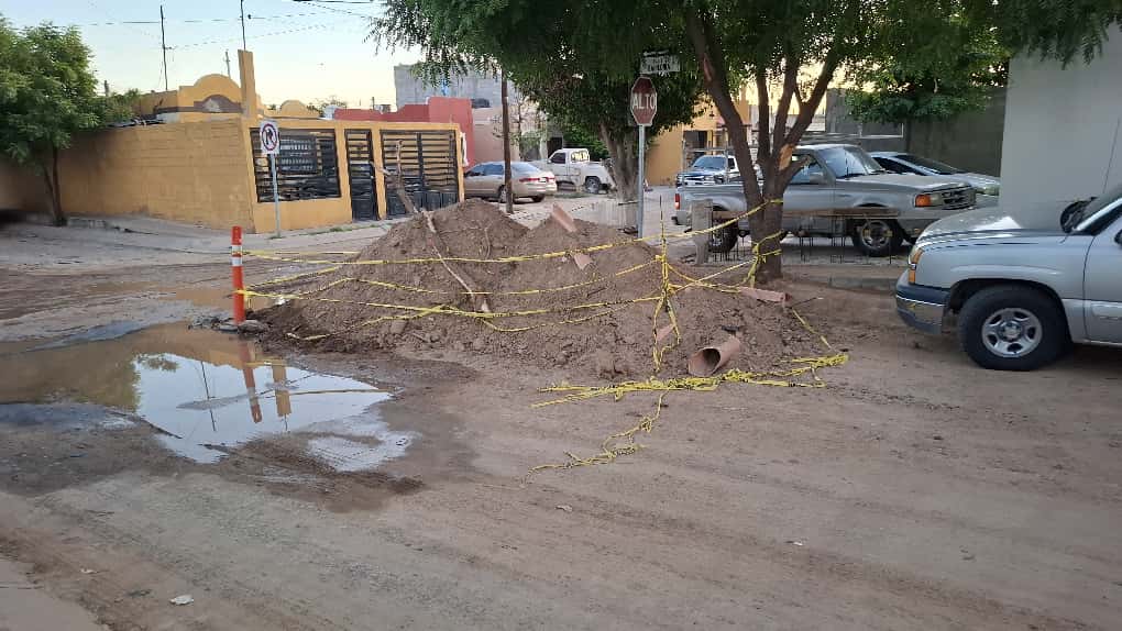 elmitoteromx's tweet photo. Denuncian a constructora Ruba en Hermosillo 

Vecinos de la colonia San Bosco tronaron contra la constructora #Ruba, a la que acusan de dejar un CAOS mientras levantan casas del nuevo fraccionamiento Villalcázar Residencial, frente a la comandancia de Puerta Real, sobre la calle Navojoa.

Según los colonos, la empresa: Dejó zanjas abiertas, Generó fugas de agua, Echó a perder el alumbrado público y hasta dejó sin pavimento las calles San Francisco y Babilonia.

Los vecinos exigen que Ruba se haga responsable YA, porque las afectaciones ponen en riesgo a familias enteras.

#ElMitotero
