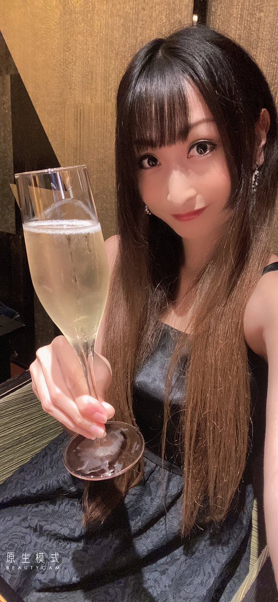 これは5年前の私。写メじゃわからないけど弾丸で大阪行ったんだよね。私タイミング合えばわりとあちこち行きたい人。京都日帰りで行ったり、北海道１泊で行ったりと、時間が少なくても会える人には会えてる。コロナの時も広島まで新幹線で行ったしね。1人旅は嫌いだけど現地で会えるなら1人で行ける。