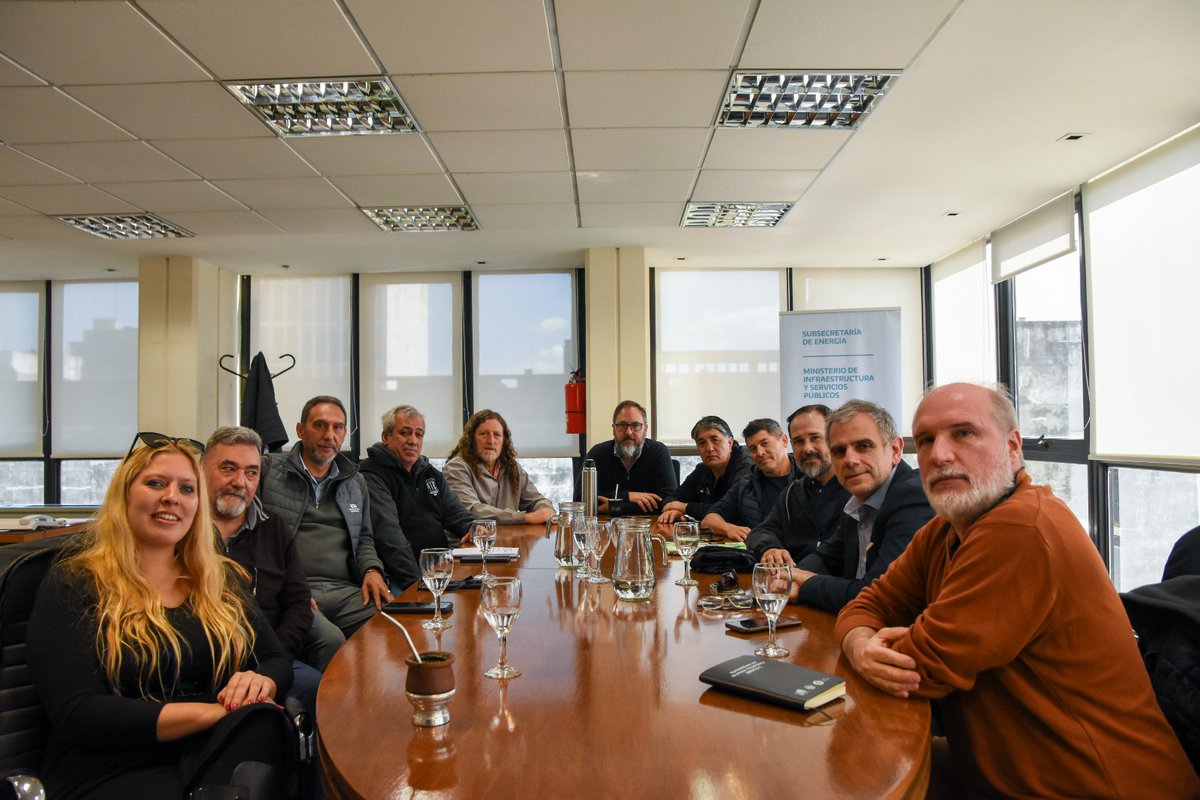 Nos reunimos junto con el secretario general de ATE Bonaerense, Claudio Arévalo, y referentes gremiales, con el subsecretario de energía provincial, Gastón Ghioni, y el vicepresidente del Organismo de Control de Energía Eléctrica, Roberto Daoud. 

Durante el encuentro, planteamos
