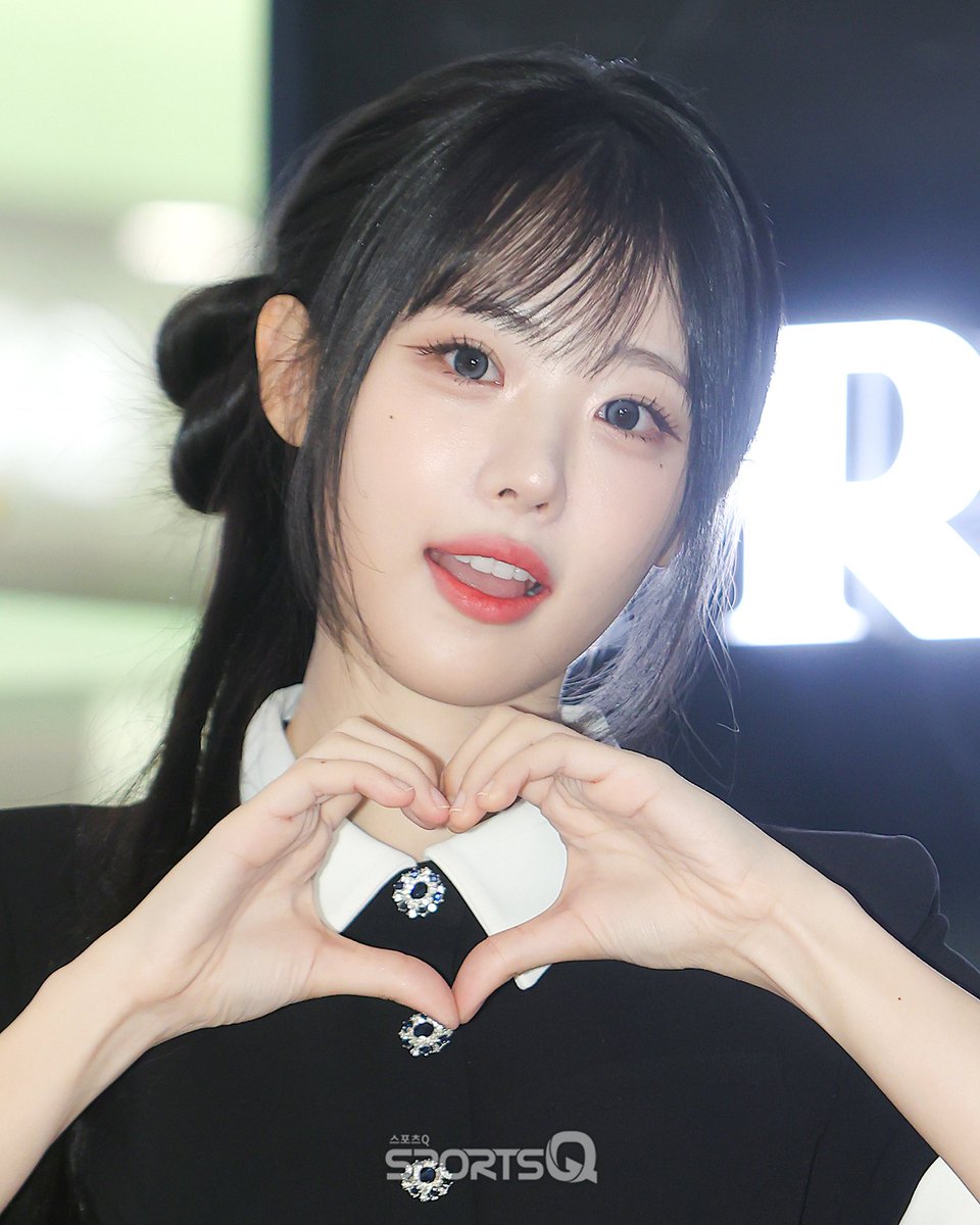 sportsqnews's tweet photo. [#포토Q] 250925 ‘히나’ 현대면세점 포토콜

📌https://t.co/yHUplbu0TU

#히나 #Hina
#QWER #큐더블유이알
#현데이 #HYUNDAY #현대면세점 https://t.co/USFB6ewUAq