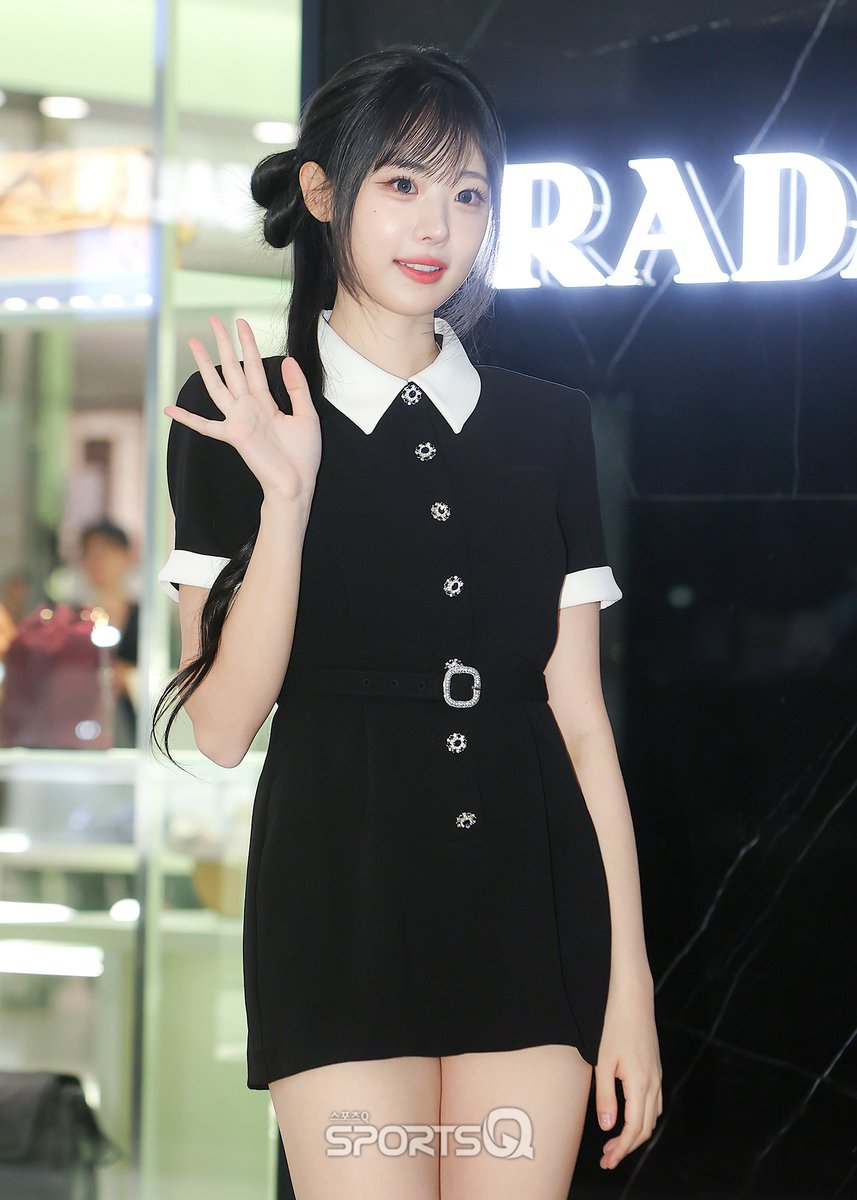 sportsqnews's tweet photo. [#포토Q] 250925 ‘히나’ 현대면세점 포토콜

📌https://t.co/yHUplbu0TU

#히나 #Hina
#QWER #큐더블유이알
#현데이 #HYUNDAY #현대면세점 https://t.co/USFB6ewUAq