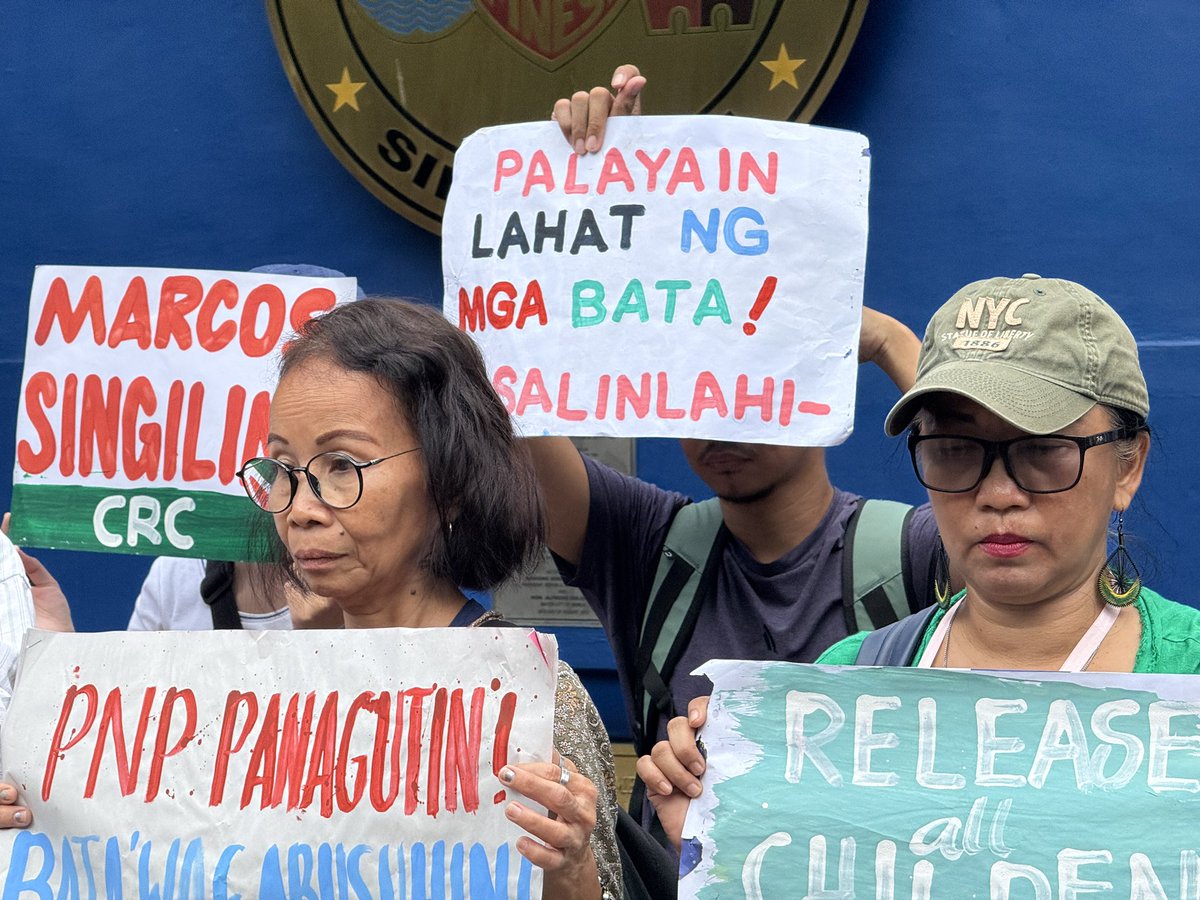‘RELEASE ALL CHILDREN NOW!’

Children’s rights group Salinlahi leads a protest action outside the Manila Police District HQ in Manila to condemn the violent arrest of minors who participated in the anti-corruption protest last September 21. 

Salinlahi reports that 91 minors have