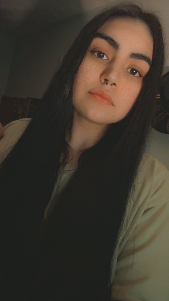 This time last year I decided to really work on losing weight because I always felt like trash(in a health way) and the people that I see regularly kept telling me I look like I lost weight and I didn’t see it until I put these side by side to compare my hair just now. 2023->Now