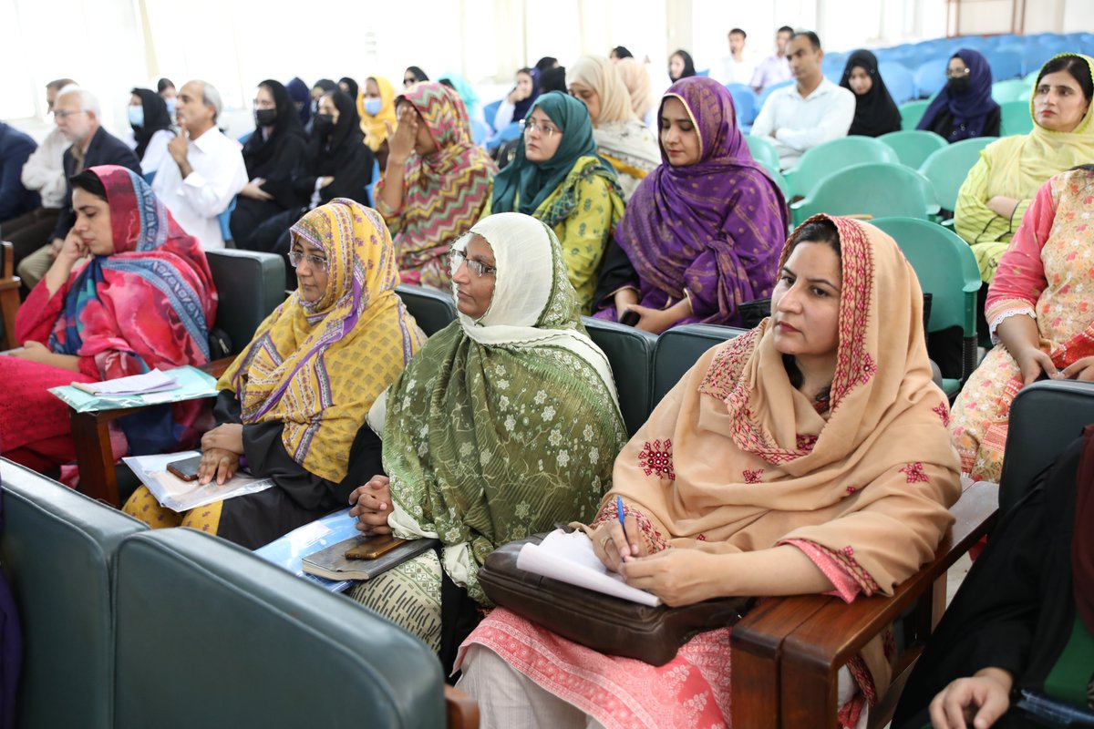 PakUSAlumni's tweet image. Dr. Muhammad Riaz is leading PUAN Grants project “AI Training for Preservice Graduate Teachers” under #EmergingTechnologies. He held a 3-day workshop at FCE H-9 to build AI teaching skills. Marta Aparicio, PDO @usembislamabad  spoke at closing ceremony &amp;amp; acknowledged his efforts.