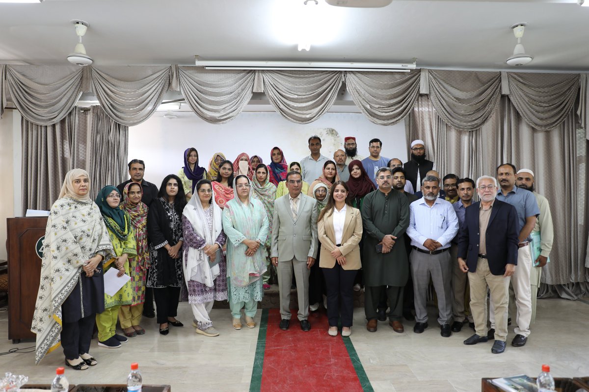 PakUSAlumni's tweet image. Dr. Muhammad Riaz is leading PUAN Grants project “AI Training for Preservice Graduate Teachers” under #EmergingTechnologies. He held a 3-day workshop at FCE H-9 to build AI teaching skills. Marta Aparicio, PDO @usembislamabad  spoke at closing ceremony &amp;amp; acknowledged his efforts.