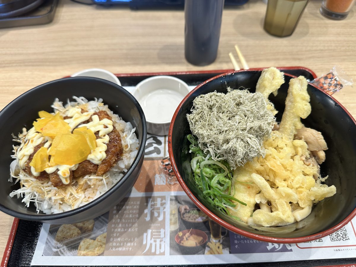 この前断念した資さんうどんへ
平日ならまだマシっぽく素直に入れた👍
初資さんなのだから素直に肉ごぼう天食べれば良いのに、違うものを頼んでしまう天邪鬼🤪
ミニタレカツ丼とミニ冷し肉ごぼう天うどんを選択👀

想像通りのちょい味濃いめ？(冷しだからか)
とろろ昆布入れ放題は良き🙆‍♀️