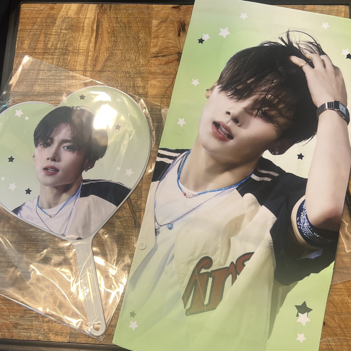 woniverseS3's tweet photo. 2025 Cheering kit for SANGWON SANGHYEON 

이상원 우치와 슬로건 현장 판매 (초록색 버전)

이상원 + 정상현 우치와 슬로건 현장수령: 
12시부터 2시까지 가능합니다

장소: 헤이리마을길 76-12 웨딩마을

#이상원 #LEESANGWON #정상현 #CHUNGSANGHYEON 
#boy2planet #보이즈2플래닛 https://t.co/XL7MVPGzXX