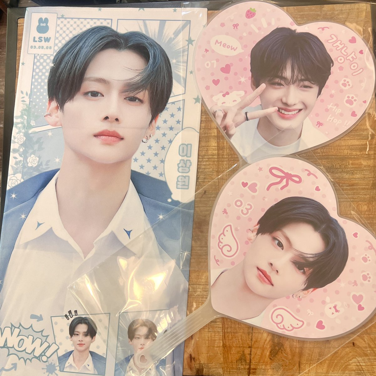 woniverseS3's tweet photo. 2025 Cheering kit for SANGWON SANGHYEON 

이상원 우치와 슬로건 현장 판매 (초록색 버전)

이상원 + 정상현 우치와 슬로건 현장수령: 
12시부터 2시까지 가능합니다

장소: 헤이리마을길 76-12 웨딩마을

#이상원 #LEESANGWON #정상현 #CHUNGSANGHYEON 
#boy2planet #보이즈2플래닛 https://t.co/XL7MVPGzXX