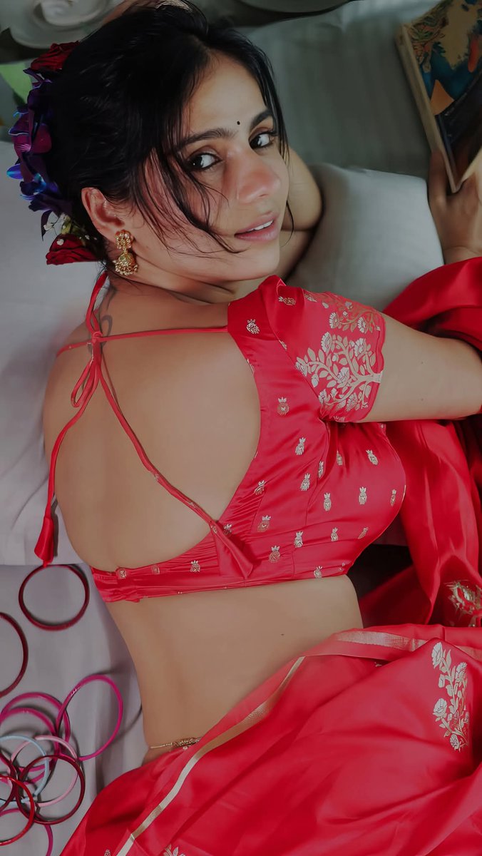 अब जा रहे हो तो 
चले जाओ,
सुनों ! 
कि पीछे मुड़ के मत देखना 
मत बाँधना -कोई धागा नेह का नैनों से, 
बैनों को अनसुना कर देना 
जो निकलें मेरे अधरों से, 
प्रिय ...
ये तो आदत है मेरी 
तुमको हर क्षण पुकारने की।
❤️

बहन 'अभ्युदिता'