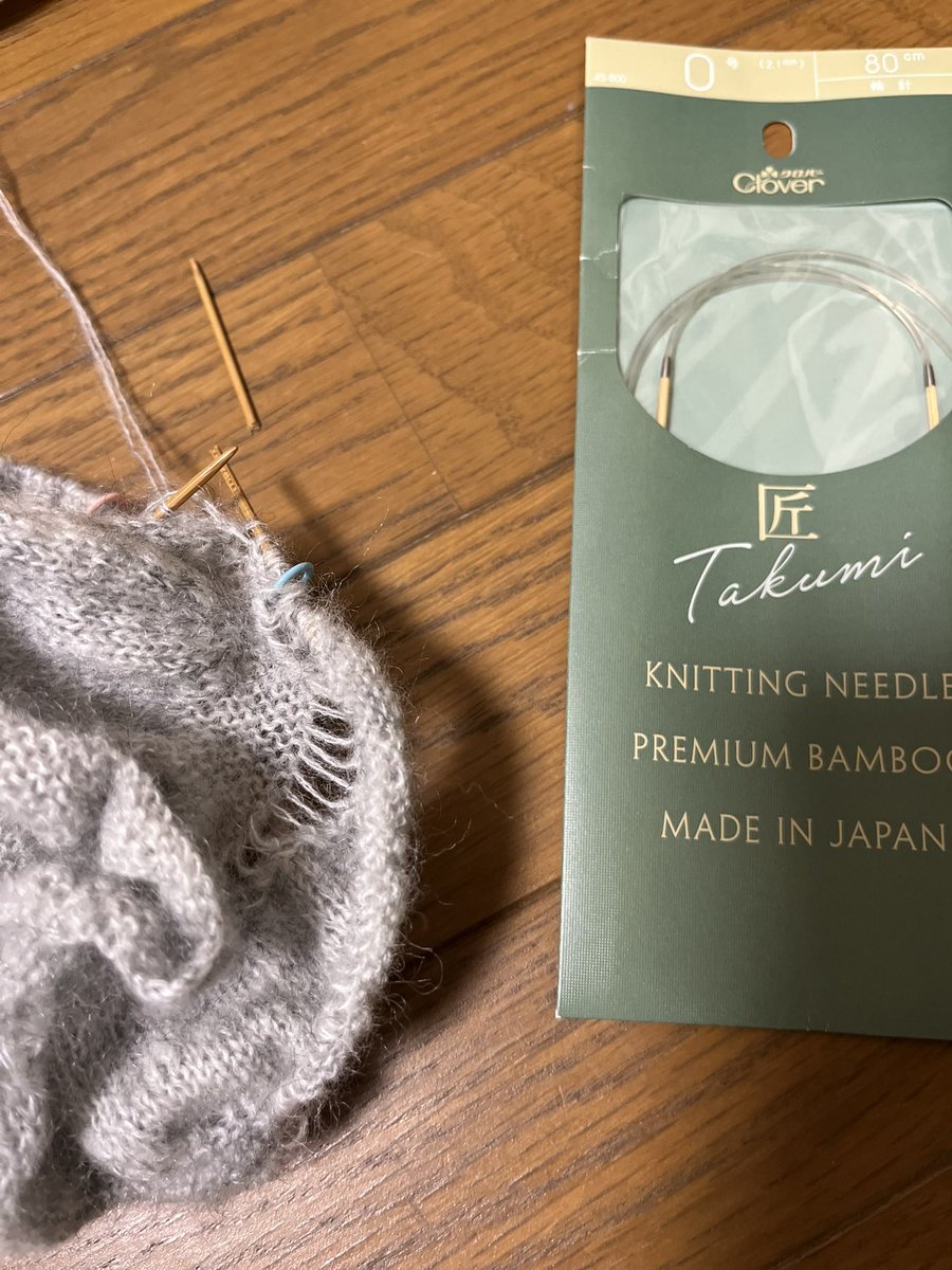 パキッという音で0号編針が折れました
ぎゃ

しかし、なんということでしょう
もう一本出てくるとは…
準備ヨシ

折れた方は近畿編針
おかわりはクロバー　匠

棒の部分が12cm(近)、13cm(匠)と違ったり
匠の方が、若干竹が柔らかかったり
近畿の方が、コードの太さが細かったり