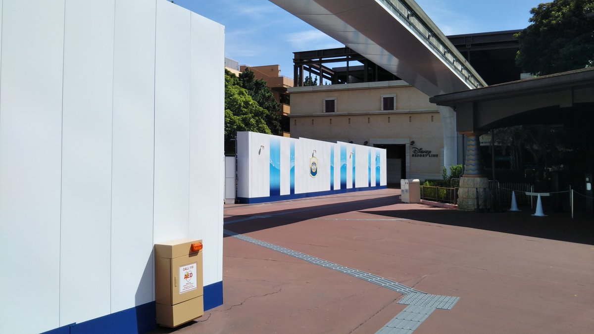 シーのエントランスの工事壁に外灯付いてるけど、高価なものが付いてて興奮した!www

真鍮製でお値段29370円！
仮設なのに贅沢w