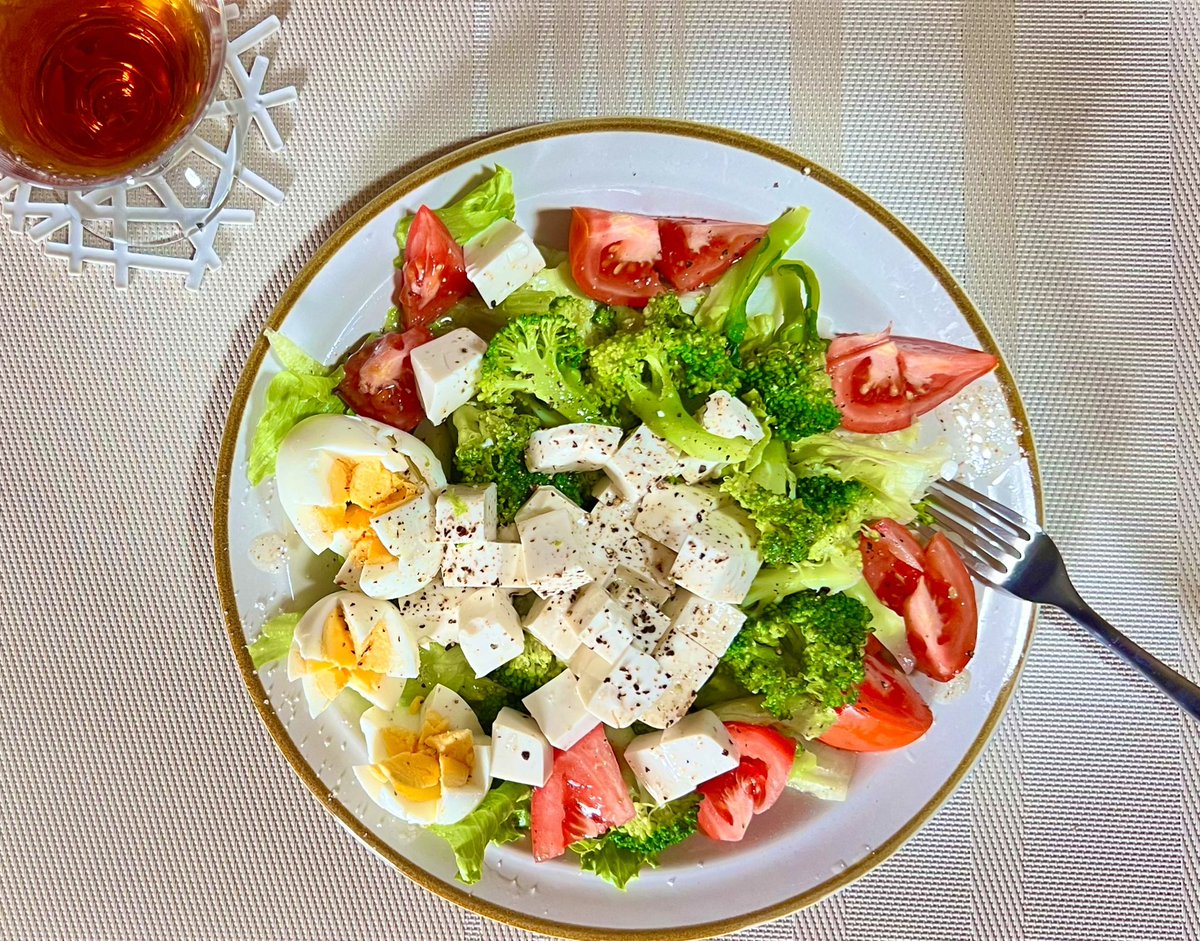 ここしばらくタンパク質を多くとる食事に気をつけていますよ

ゆでたまご、納豆、お豆腐、ささみ肉、そしてお肌のためにブロッコリー🥦、トマト🍅などを主にカロリー計算

菓子パン、ファーストフード、高カロリーのものは美味しいけど我慢😣