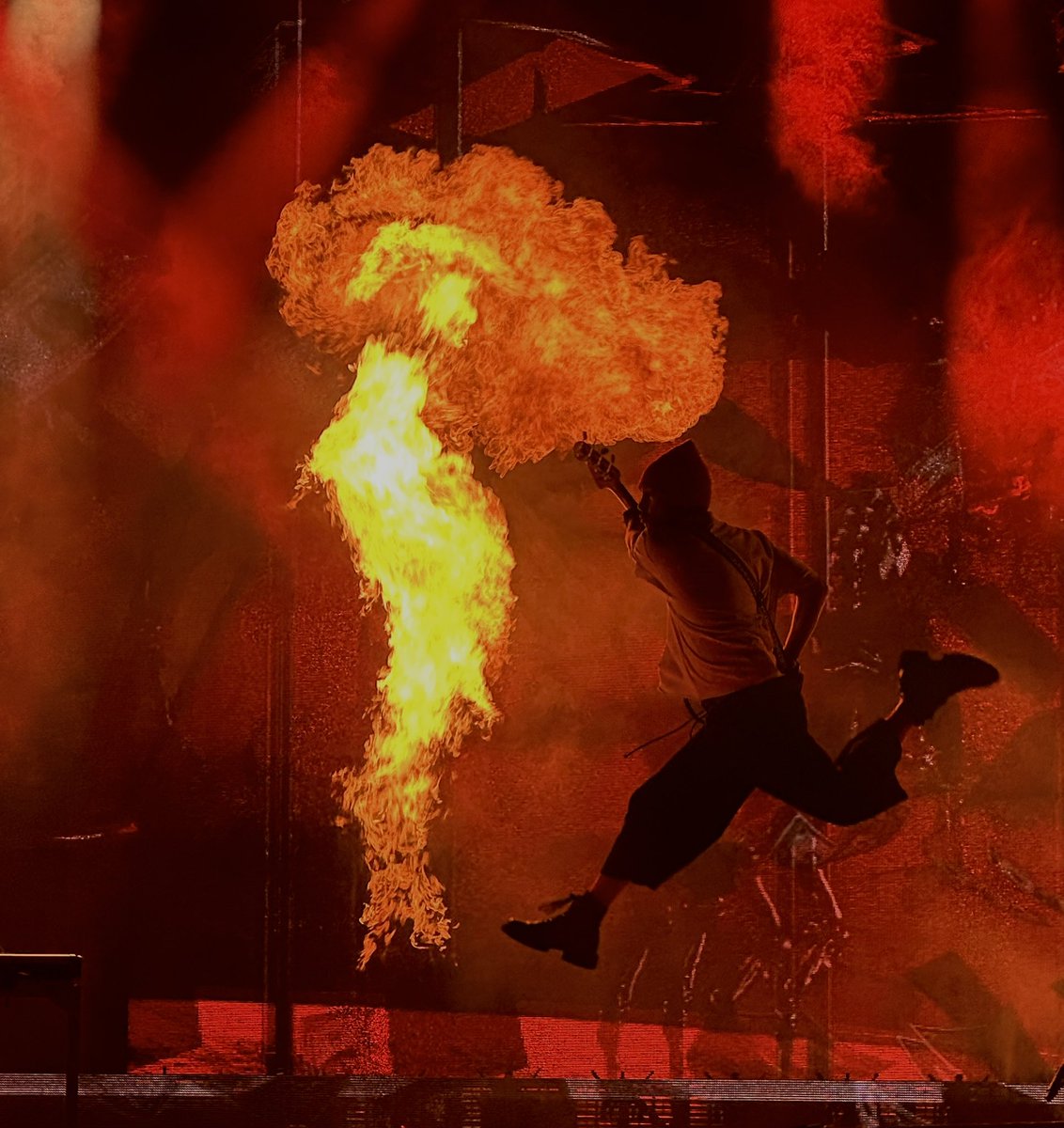 0HWELLWHTEVR's tweet photo. the clancy tour: breach
toronto night one 
@twentyonepilots @tylerrjoseph https://t.co/J20VAdMHJV