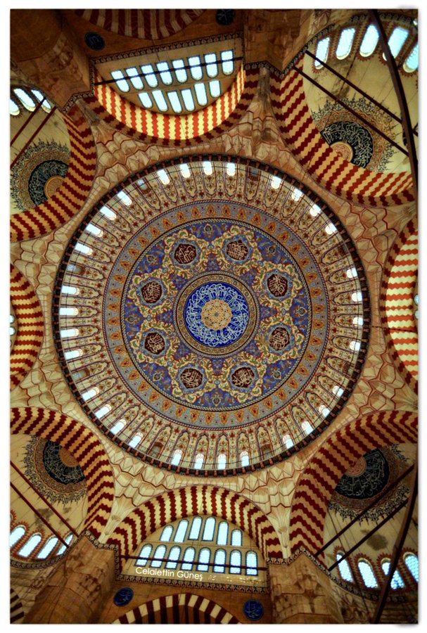 Firakiefendi's tweet photo. En son yıllar önce gittiğimde halıya sırt üstü yatıp uzun bir süre kubbeyi seyretmiştim. Tezyinat o kadar güzeldi ki kubbe bir süre sonra düz gibi geldi gözüme. Tekrar bu ânı yaşamak için hayal kurar iken geldiğimiz noktanın bu olması kan dondurucu.
#SelimiyeyeDokunma https://t.co/AZAe48RHE7