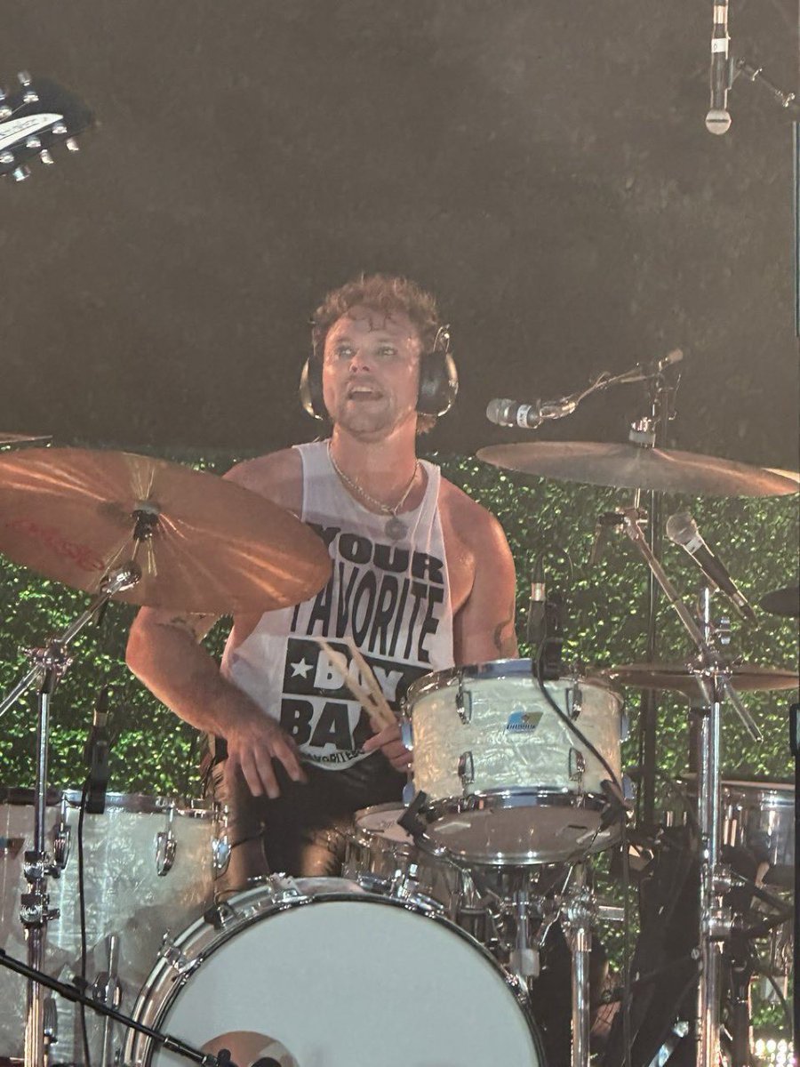 ashtonsdimples tweet picture
