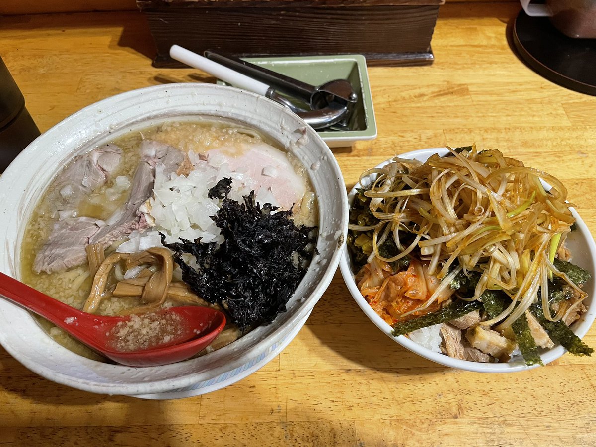 久しぶりにパワー軒さんにて燕三条らーめん並とパワー丼を頂きました。
実はPOWER JIRO目当てだったのですが、14時からとは知らず昼前に伺ってしまいました笑
最近はデフォの燕三条スープが一番美味しく感じます。
またリベンジしに行くぞ！