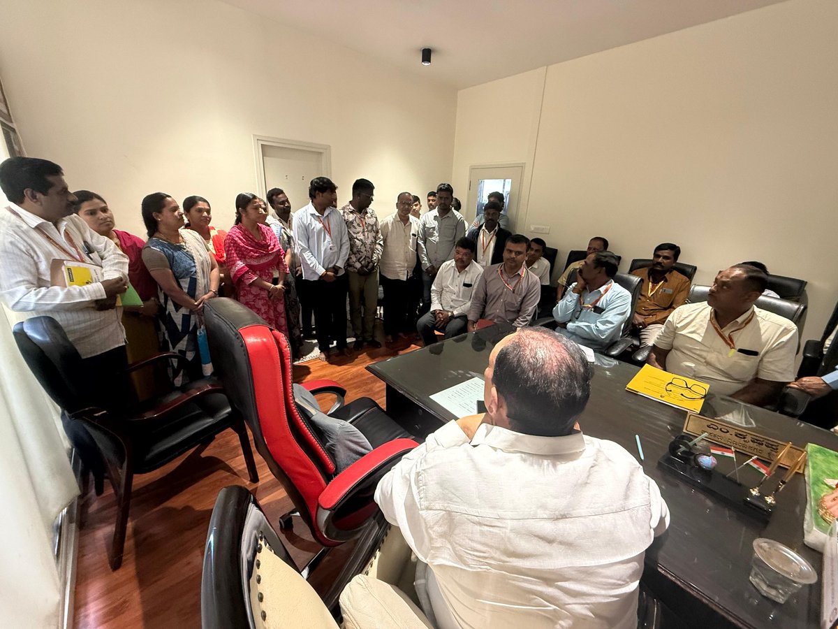ವಿಜಯನಗರ ವಿಧಾನಸಭಾ ಕ್ಷೇತ್ರದ ಕಂದಾಯ ವಿಭಾಗದ ಅಧಿಕಾರಿಗಳೊಂದಿಗೆ ಸಭೆಯನ್ನು ನಡೆಸಲಾಯಿತು..