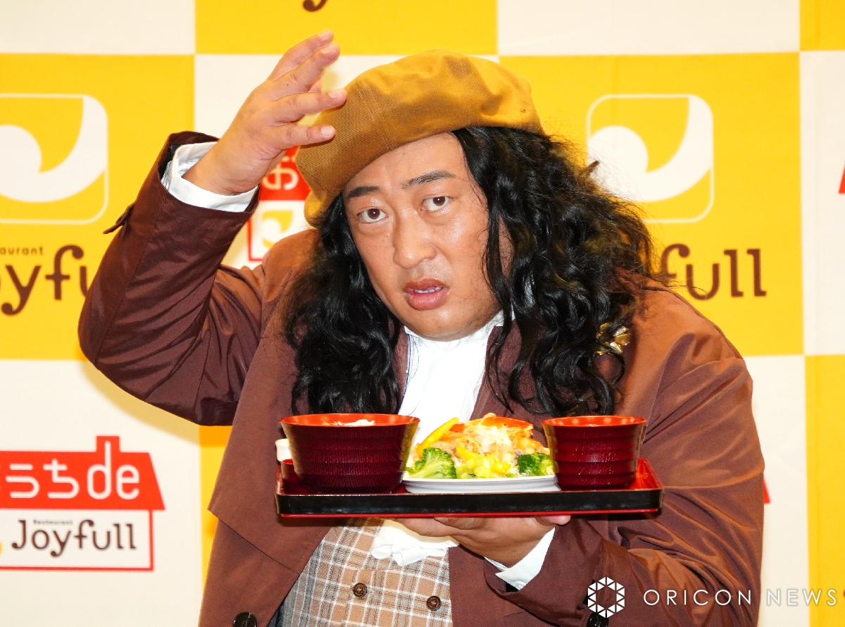 oricon's tweet image. ロバート秋山、“食欲の秋山”で爆笑さらう🍁
「みなさん芸術してますか？」
「芸術したくなったな！」
　　　↓
目があった記者を巻き込み似顔絵披露🎨
「嫌な人は目を合わせないように」
oricon.co.jp/news/2408293/?…

ジョイフル新CM発表会🍴

#秋山竜次
